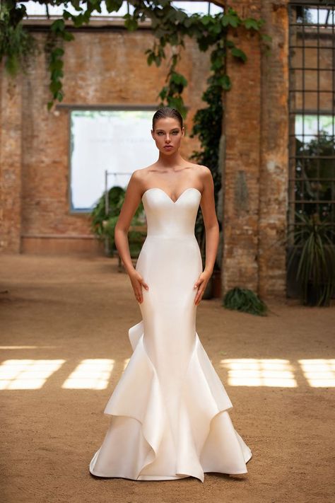 This Royal Inspired Zac Posen's New Bridal Collection with White One Zac Posen Wedding Dress, Wedding Dress Crafts, Exclusive Gowns, Second Wedding Dresses, Claire Danes, Chic Chic, Ruffle Wedding Dress, White Wedding Dress, Wedding Gowns Mermaid