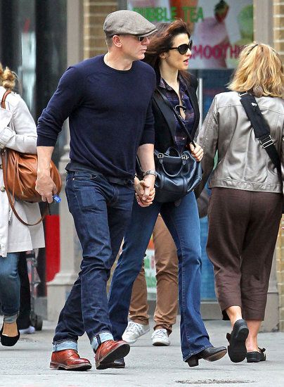 Daniel Craig and Rachel Weisz - I love her jeans! Craig Daniel, Jude Law Style, Daniel Craig Rachel Weisz, Daniel Craig Style, Daniel Craig 007, James Bond Style, Daniel Craig James Bond, Fashion Models Men, Dapper Dudes