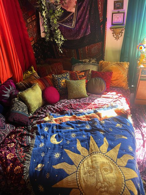 Room inspiration boho vibes vibey interior design style hippie bohemian decor decoration aesthetic design grunge teen room dream room 2023 plants mosaic lamp salt lamp crystals maximalist books clutter core Knick knacks bottles camera chill Home Decor Ideas Bedroom, Hippy Room, Chill Room, Deco Studio, Kitchen Home Decor, Cozy Room Decor, Pretty Room, Dreamy Room, Decor Ideas Bedroom