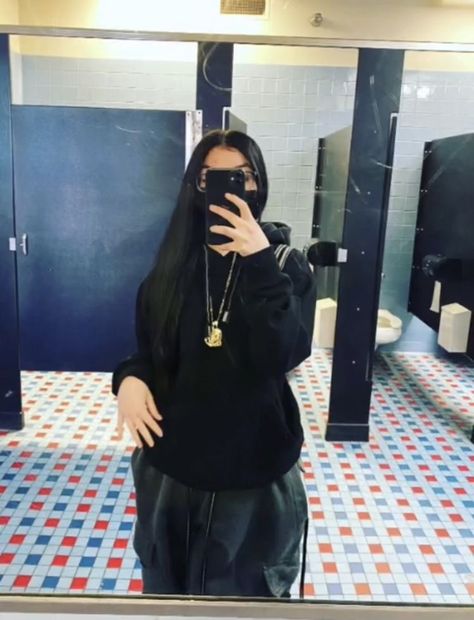 Proclub Outfit Women, How To Style Pro Club Sweats, Going To A Concert Outfit, Pro Club Sweats Outfits Girl, Black Pro Club Sweats Outfit, Chola Fits For School, Pro Club Sweatpants Outfit, Latina Outfits School Baggy, Baggy Latina Outfits