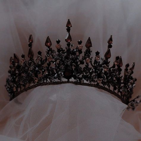 Koleksi Parfum, Royalty Core, Fantasy Crown, Black Tiara, Crown Aesthetic, Royal Core, Honey Hair Color, Pretty Quinceanera Dresses, Queen Aesthetic