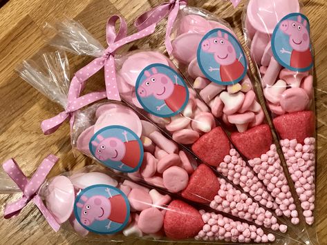 Peppa Pig Party Favors Diy, Peppa Pig Party Bags, Peppa Pig Fourth Birthday, Peppa Party Ideas, Peppa Pig Favors, Peppa Pig Desserts, Peppa Pig Treats, Peppa Pig Food Ideas, Peppa Pig Birthday Party Decorations Diy