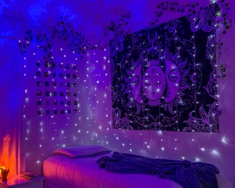 Room Ideas Aesthetic Sun And Moon, Sun And Moon Tapestry Bedroom, Sun And Moon Bedroom, Moon Aesthetic Room, Astrology Bedroom, Crystal Astrology, Tiktok Bedroom, Dorm Apartment Decor, Sun And Moon Tapestry