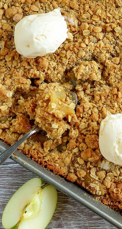 Sheet Pan Apple Crisp - Martinelli's Sheet Pan Apple Crumble, Sheet Pan Apple Crisp, Apple Crisp 9x13 Pan, Sheet Pan Desserts, Roaster Recipes, Apple Crisp Dessert, Pan Desserts, Desserts Apple, Fall Lunch