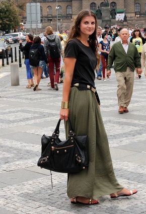 Olive green maxi skirt | elfsacks Green Maxi Skirt Outfit, Khaki Dress Outfit, Khaki Skirt Outfits, Turkey Outfits, Olive Green Maxi Skirt, Long Khaki Skirt, Green Skirt Outfits, Long Green Skirt, Skirt Outfit Summer