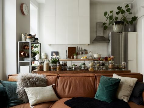 Apartment Styling, Stockholm Apartment, Hardware Kitchen, Scandinavian Mid Century Modern, Dream Interior, Scandinavian Apartment, Small Apartment Interior, Scandinavian Living, Apartment Style