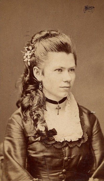 https://flic.kr/p/UH1uqN | Victorian Young Woman | Young Victorian Woman 1870s Hairstyles, 1800s Hairstyles, Era Victoria, Historical Hairstyles, 1870s Fashion, Victorian Portraits, Victorian Hairstyles, Curly Bangs, Steampunk Cosplay