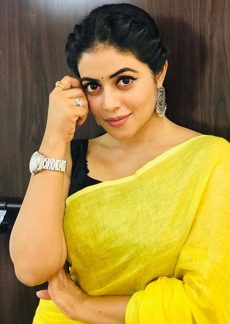 Spicy Photoshoot, Shamna Kasim, Beauty Face Women, Beautiful Smile Women, Indian Beauty Saree, Desi Beauty, Kerala, Beauty Women, Instagram