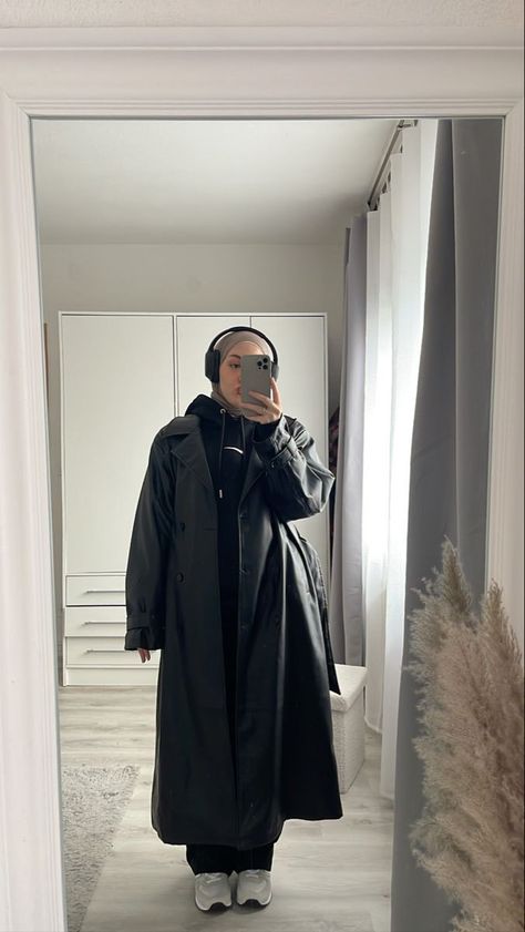 Black Hijab Outfit, Cozy Rainy Day Outfit, Rainy Day Outfit Ideas, Rainy Day Outfits, Modest Winter Outfits, Cozy Rainy Day, Gloomy Weather, Coffee Date Outfits, Black Hijab