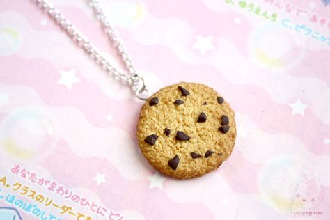 Chocolate Chip Cookie Necklace  cute polymer clay by kukishop, $13.00 Jewelry Kawaii, Polymer Clay Miniature, Food Necklace, Miniature Food Jewelry, Choc Chip Cookies, Cute Polymer Clay, Polymer Clay Miniatures, Food Jewelry, Clay Miniatures