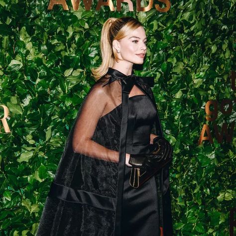 Margot robbie at the gotham awards with a barbie ponytail and black Prada dress A Barbie Ponytail, Retro Ponytail, New York November, Barbie Ponytail, Voluminous Ponytail, Sweeping Bangs, Prada Dress, Barbie Hair, Red Carpet Look