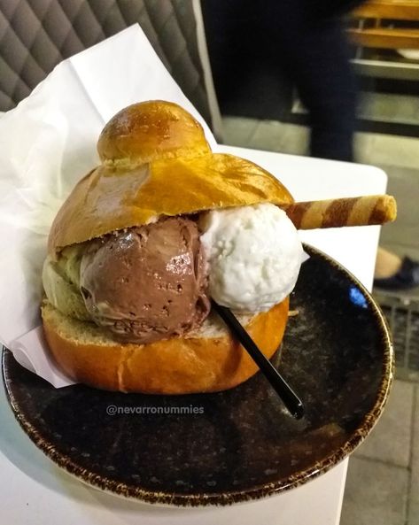 Brioche siciliana con gelato pistacchio, nutella, cocco #food #sicily Sicily, Nutella, Pancakes, Brioche