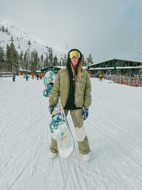 Ski Fits, Snow Fits, Skiing Aesthetic, Family Ski Trip, Snowboard Girl, Snowboarding Trip, Snowboarding Style, Ski Family, Ski Outfit