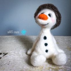 Felted Snowman Ornaments, Needle Felted Snowmen, Needle Felted Snowman, Felted Snowman, Tovad Ull, Needle Felted Ornaments, Felt Snowman, Needle Felting Diy, Wool Felt Projects