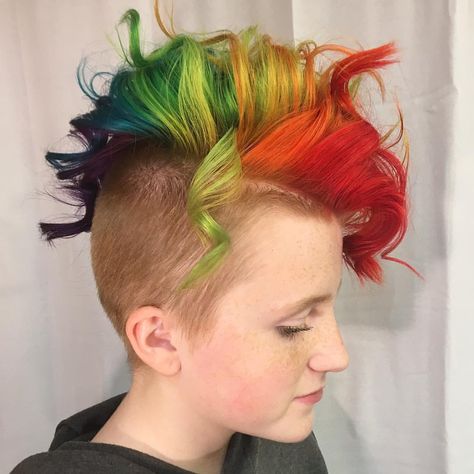 2,864 Likes, 40 Comments - Ursula Goff (@uggoff) on Instagram: “Rainbow curly hawk #rainbowhair #pride #curly #curlyhawk #pixie #modernsalon #beautylaunchpad…” Very Short Pixie Cuts, 2018 Hair, Neon Makeup, Bright Hair Colors, Coloured Hair, High Fade, Mens Hair Trends, Fade Haircuts, Slick Back