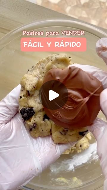 Reposteras | Recetas | Postres | Emprendimiento on Instagram: "Receta galletas rellenas de Nutella (Guarda este video) 🍪 🍫Para la masa de galletas: * 1/2 taza de mantequilla sin sal, suavizada * 1/4 de taza de azúcar morena * 2 cucharadas de azúcar blanca * 1 huevo * 1 cucharadita de extracto de vainilla * 210g harina de uso general * 1/2 cucharadita de polvo de hornear * 1/2 cucharadita de bicarbonato de sodio * 1/4 cucharadita de sal * 1/2 taza de oreos trituradas. 🌰Para el relleno: * Nutella o cualquier chocolate con avellanas para untar Instrucciones: Preparando el relleno de nutella: *Sacar 1 cucharada de Nutella y colócala en un pedazo de papel pergamino. Congélalo durante aproximadamente 30 minutos hasta que se ponga firme. 🥣Haciendo la masa para galletas: * En un gran tazón de 50k Views, November 9, Nutella, On Instagram, Instagram