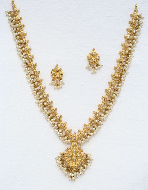 Indian Jewellery and Clothing Pearl Jewelry Design, Pearl Necklace Designs, Long Pearl Necklaces, Gold Wedding Jewelry, Indian Jewelry Sets, Simple Diamonds, Gold Jewelry Simple, Gold Fashion Necklace, Gold Jewellery Design Necklaces