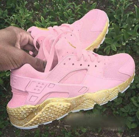 Rose Gold Nike, Nike Air Huarache White, White And Gold Shoes, Shoes Tie, Rose Gold Shoes, Tie Sneakers, Gold Nike, Golden Shoes, Tenis Vans