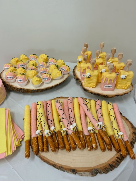 Winnie The Pooh Themes Food, Baby Shower Themes Girl Winnie The Pooh, Winnie The Pooh Sweet Table, Baby Shower Themes Winnie The Pooh, Pooh Themed Food, Winnie The Pooh Baby Shower Treats, Winnie The Pooh Desserts, Winnie The Pooh Themed Food, Winnie The Pooh Cupcakes