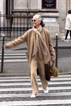 Linda Wright Style, Italian Women Style, Grandma Clothes, Grandma Fashion, Mum Fashion, Over 60 Fashion, Older Women Fashion, Ageless Style, 60 Fashion