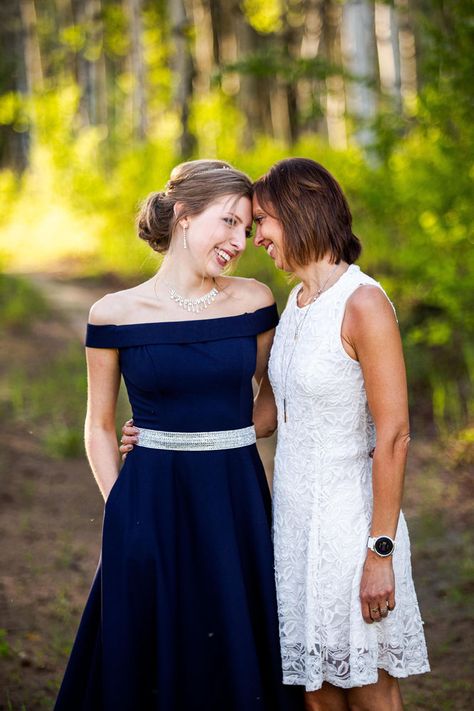 Mom And Daughter Prom Pics, Family Formal Pictures, Prom Photoshoot Ideas With Family, Prom Photoshoot With Family, Father Daughter Prom Pictures, Prom Pictures With Mom, Matric Farewell Photoshoot Ideas Family, Prom Photography Poses With Family, Prom Photos With Family