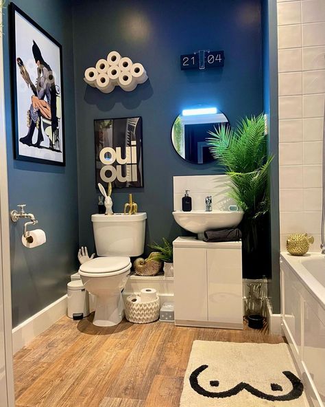 Full Bathroom Ideas, Small Full Bathroom Ideas, Dark Blue Bathrooms, Funky Bathroom, Quirky Bathroom, Small Full Bathroom, Room Decor Dorm, Makeover Kamar Mandi, Half Bathroom Decor