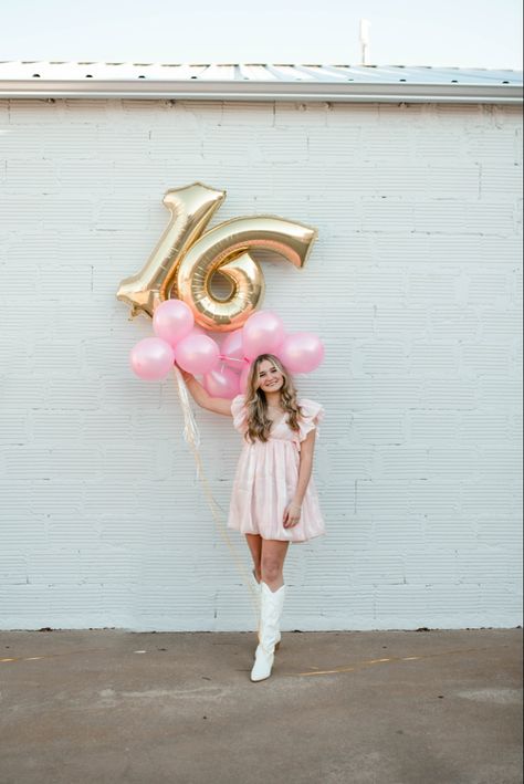 Sweet 16 Birthday Picture Ideas, Cute Bday Poses, Poses With Birthday Balloons, Cute Sweet 16 Picture Ideas, 16 Year Photo Shoot, Cute Sweet 16 Photoshoot Ideas, Sweet 16 Instagram Pictures, Sweet Sixteen Party Ideas Winter, Sweet Sixteen Pictures Photoshoot