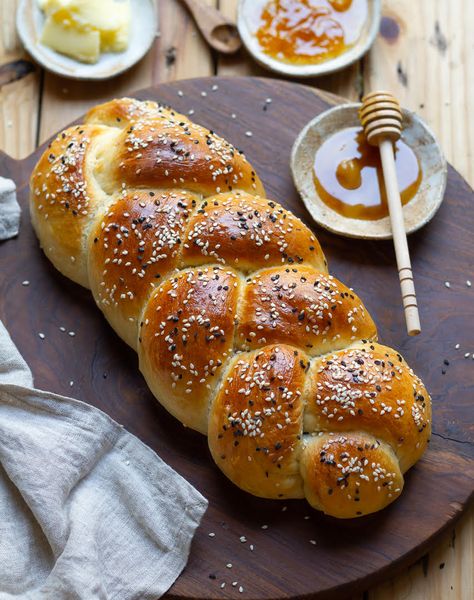 Easy Challah Bread - How To Make Challah Bread Hala Bread Recipe, Cake Aesthetic Design, Cake Pictures Aesthetic, Easy Challah Bread Recipe, Challa Bread, Easy Challah, Challah Bread Recipe, Jewish Bread, Challah Bread Recipes