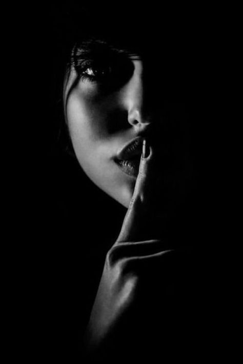 Silence – Ray Portrait Photography Lighting, Photographie Art Corps, Low Key Portraits, Dark Portrait, Foto Portrait, Black And White Girl, Fotografi Digital, Shadow Photography, Photographie Portrait Inspiration