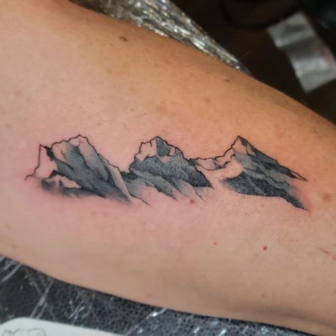 Utah Mountain Tattoo, Three Mountains Tattoo, Three Sisters Mountain Tattoo, 3 Sisters Mountain, Liam Tattoo, Three Sister Tattoos, Siblings Tattoo For 3, Illustrative Tattoos, Mountain Range Tattoo