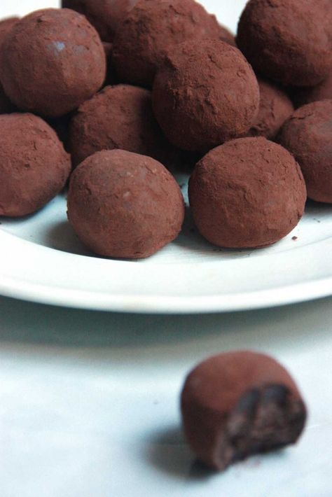 Dessert Companion, Chocolate Truffles Recipe Easy, Condensed Milk Recipes, Truffle Recipe Chocolate, Truffle Recipe, Chocolate Fondant, Christmas Cooking, Easy Chocolate, Chocolate Truffles