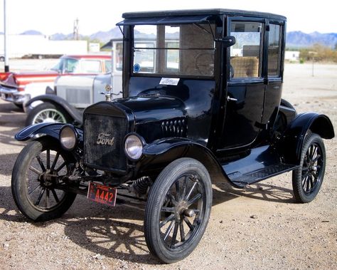 Ford Modelo "T" Laurel And Hardy Movies, Auto Ford, Laurel Hardy, Ford Model T, First Cars, Ford Car, Pedal Car, T Bucket, Vintage Vehicles