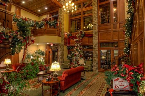 Inn Aesthetic, Best Christmas Destinations, Christmas Inn, Christmas Haul, Christmas Destinations, Pigeon Forge Tennessee, Cabin Christmas, Christmas Place, Holiday Hotel