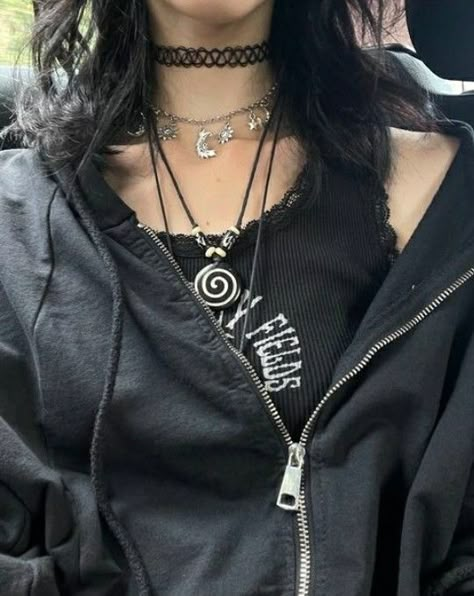 Alt Accessories Aesthetic, Grunge Rockstar Gf Outfits, Necklaces Alternative, Dark Outfits Aesthetic, Grunge Jewelry Aesthetic, Alternative Accessories, Trashy Outfits, Y2k Fits, Fashion Corner