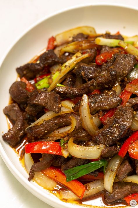 Chinese Beef Recipes, Steak Stirfry Recipes, Wok Recipes, Beef Stir Fry Recipes, Chinese Cooking Wine, Plats Healthy, Cibo Asiatico, Fried Beef, Easy Chinese Recipes