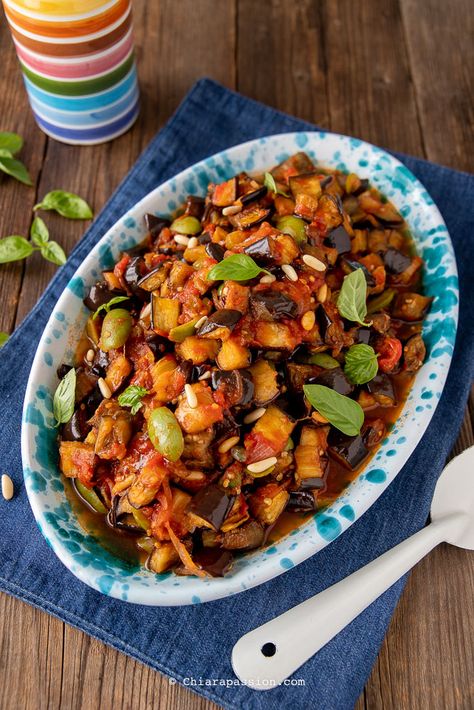 Una caponata siciliana al forno, senza frittura, buonissima e gustosa come l'originale. Tutti quelli che la provano pensano che sia la classica caponata con melanzane fritte. Eggplant Caponata, Italian Breakfast, Pan Brioche, Pizza Day, Cinnamon Roll Cake, Vegetable Pasta, Romanian Food, Kung Pao Chicken, Flan