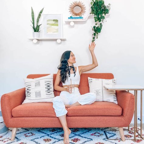 4 Important No-Stress Spring Cleaning Tips Jules Acree, Spring Cleaning Tips, Earthy Home, Declutter Your Mind, Textured Throw Pillows, Spring Cleaning Hacks, Austin Homes, Bedroom Plants, Beautiful Mirrors