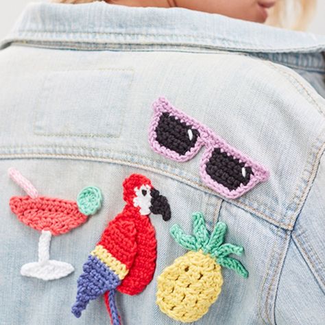 Knitcrafthq on Instagram: “Customise your summer jacket with these fun crochet patches! A great way to get more life out of your wardrobe. Find the pattern over on…” Crochet Tropical, Crochet Appliqué, Diy Projects Easy, Bag Patches, Crochet Chicken, Crochet Wall Hangings, Kawaii Crochet, Your Crochet, Applique Pattern