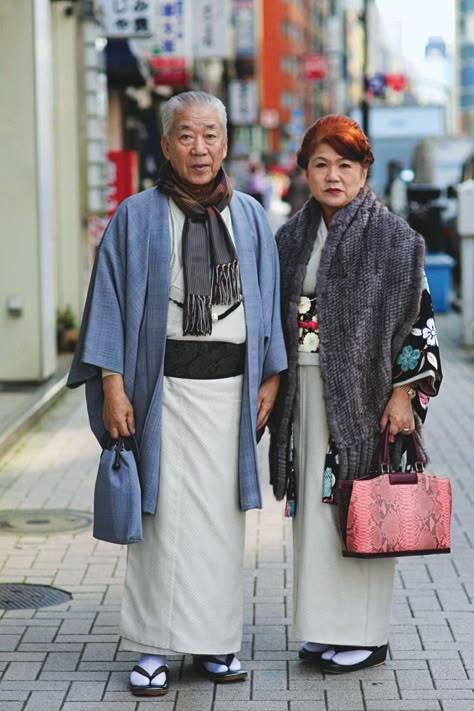 These Over-60s Show Style Has No Expiration Date Seth Cohen, Older Couple, Old Couples, Older Women Fashion, Stylish Couple, Japanese Street, Advanced Style, Ageless Style, Maneki Neko