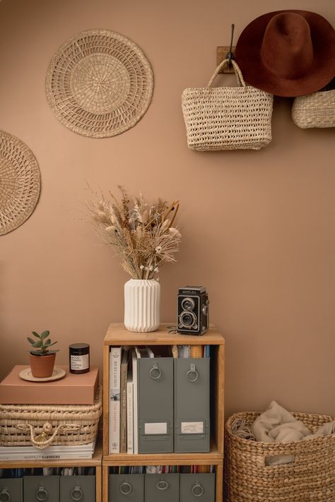 Voici comment nous avons décoré notre bureau — Mode and The City Ocre Wall, Bureau Borsche, Desk Organisation, Farm Design, Small Office, Bedroom Loft, Love Home, Aesthetic Room, Little Houses