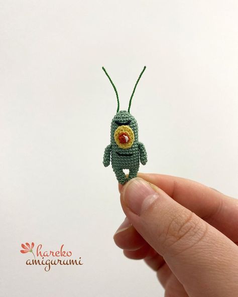 Sponge Bob Crochet, Micro Crochet Amigurumi, Crochet Plankton, Spongebob Amigurumi, Crochet Spongebob, Spongebob Crochet, Spongebob And Sandy, Crochet Brooch, Crochet Humor