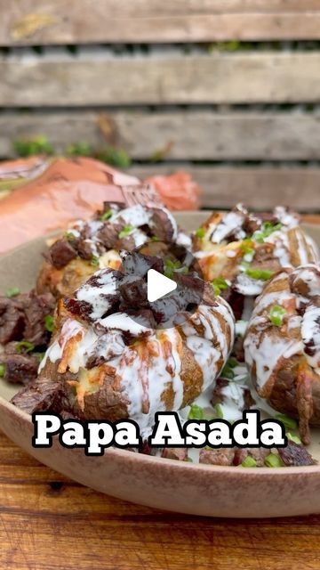 Regio Parrillero 🔥 on Instagram: "Papas rellenas con carne y queso 🥔🥩🧀  Para esta receta necesitamos una Papa Russet de Idaho ya que por su tamaño y su calidad es ideal para este tipo de platillos.  Les vamos a untar un poco de aceite, sazonamos con sal y llevamos al asador a fuego indirecto por 1 hora.  Después de este tiempo retiramos, cortamos por la mitad, con un tenedor mezclamos con mantequilla derretida y agregamos queso para gratinar.  Ahora ingresaremos la carne al asador para después picarla ya que esta la usaremos como relleno.  Servimos la papa, la carne, cebollín picado y crema ácida para decorar, ahora si a disfrutar!   @papasdeidaho #GrowninIdaho #PapasdeIdaho #Idaho #Potatoes" Carne Asada Stuffed Potatoes, Papas Rancheras Recipe, Papas Recipe, Papa Recipe, Potatoes Recipes, Idaho Potatoes, Baked Potato Recipes, Carne Asada, Potato Recipes