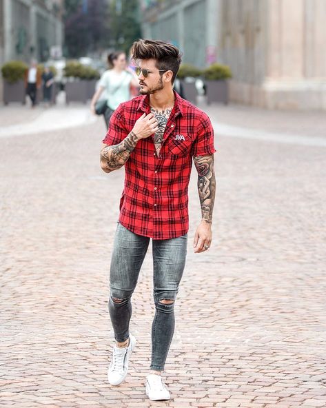 Street Wear Ideas for Men on Summer 29  #men #outfits #UrbanMenOutfits #menfashion #mensguides #menswear #menstreetstyle Menswear Outfits, Der Gentleman, Tee Shorts, Vans Converse, Hoodie Streetwear, Mens Trendy Outfits, Denim Shirts, Jeans Ripped, Denim Sweater