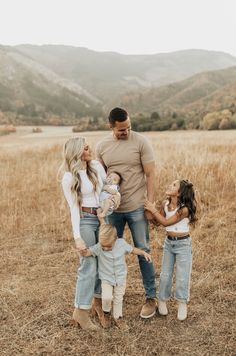 Family Picture Outfits Winter, Fall Photoshoot Ideas Family, Family Fall Photoshoot Ideas, Fall Family Photoshoot Ideas, Winter Family Photoshoot Outfits, Fall Photoshoot Family, Outfits To Recreate, Winter Family Photoshoot, Fall Family Photoshoot