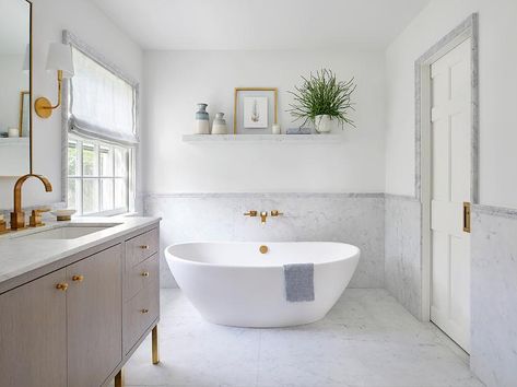 White Herringbone Floor, Living Room Upstairs, Modern Country Home, Organization Apartment, Tranquil Bathroom, Grey Wall Tiles, Light Marble, Vintage Bathtub, Interior Design Apartment