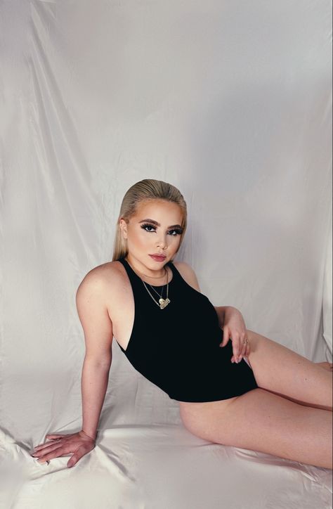 Photoshoot Bodysuit, Body Suit Photoshoot, Suit Photoshoot, Photoshoot Birthday, Birthday Photo Shoot, Female Character Inspiration, Pictures Photography, Birthday Photo, Makeup Fashion