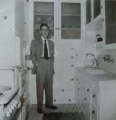 30 Vintage Photos Capture People in Their Kitchens in the 1940s ~ Vintage Everyday 1940s Kitchen Decor, 1940s Interior Design, 1940 Kitchen, 1940's Kitchen, 1940s Interior, 1940s Kitchen, Steel Kitchen Cabinets, 1940s Home, Vintage Kitchens