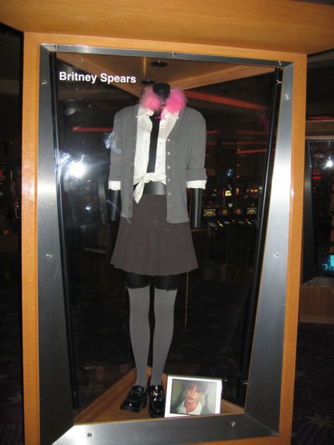 THIS OUTFIT! Britney Spears - Baby, One More Time Britney Spears Costume, 90s Party Ideas, Britney Spears Outfits, Britney Spears Gif, Tv Clothes, 90s Girl, Britney Jean, Baby One More Time, Short Straight Hair