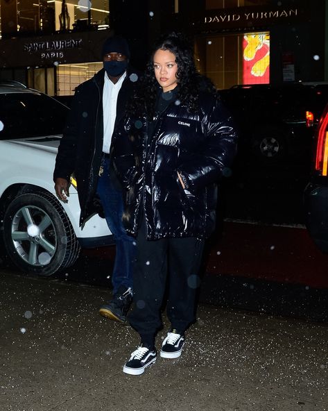 Rihanna 2022, Celine Coat, New York January, Rihanna Outfits, Rihanna Riri, Rihanna Style, Comfy Outfit, Rihanna Fenty, Streetwear Y2k