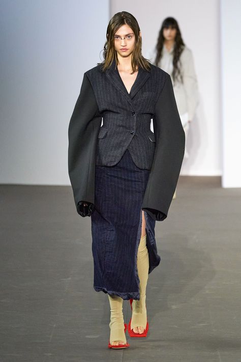 Acne Studios Fall 2020 Ready-to-Wear Fashion Show - Vogue Acne Studio, 2020 Fashion Trends, Moda Paris, Vogue Germany, 가을 패션, Fashion Show Collection, Tailored Jacket, Mode Vintage, Primavera Estate